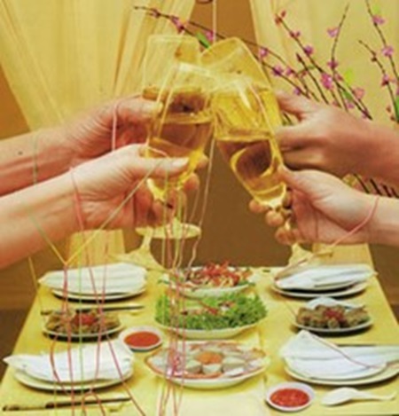 Vui tết an toàn: Tránh lạm dụng rượu bia